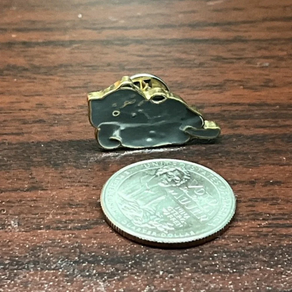 Cartoon‎ Cat Laying On Side Cute Lapel Hat Pin